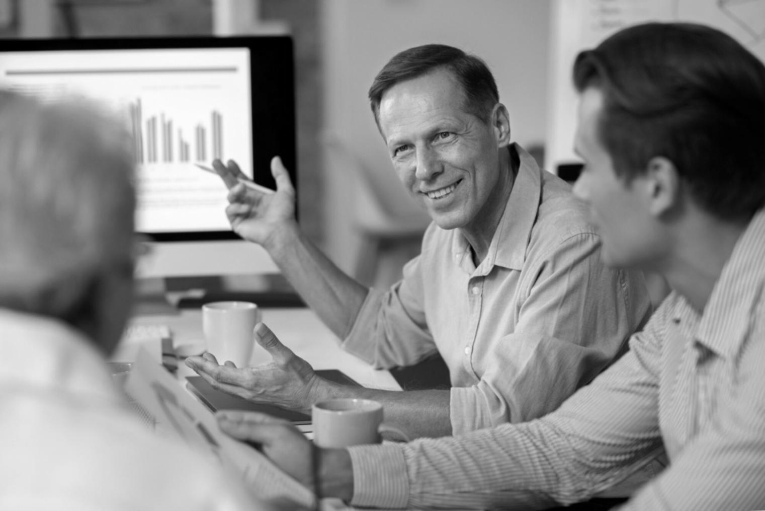 Dozentin erklärt Konzepte an einem Whiteboard