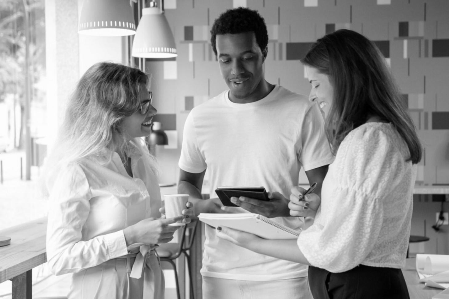 Teilnehmer arbeiten gemeinsam an Personalstrategien