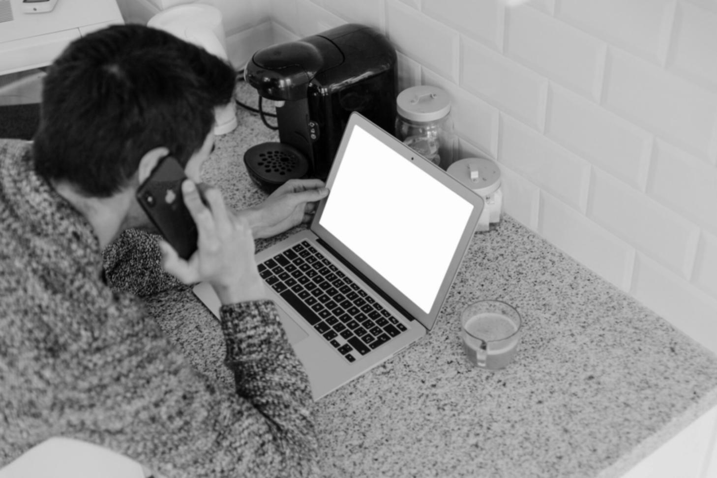 calyphera Büroumgebung mit modernem Arbeitsplatz für Personalverwaltung